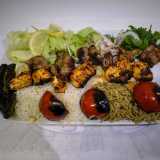 Ma il piatto principale � lo shish kebab: uno spiedino di carne di agnello marinato con spezie tipiche e cotto alla brace, accompagnato da verdure grigliate e riso 